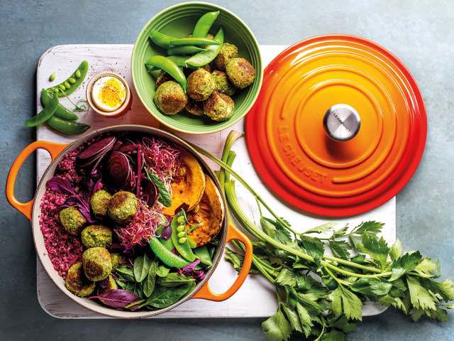 Kochkurs-Vegan es köchelt in den Töpfen